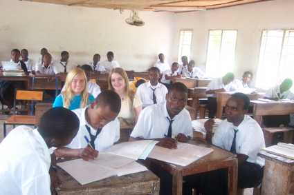 Karoline and Silje in the classroom with the African students